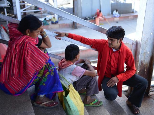 A coolie trying to gather information from a child roaming around at railway station in Bhopal. (Mujeeb Faruqui/HT Photo) A coolie trying to gather information from a child roaming around at railway station in Bhopal. (Mujeeb Faruqui/HT Photo)