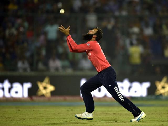 Moeen Ali takes a catch off his own bowling to dismiss Kane Williamson. (Virendra Singh Gosain/HT Photo) 