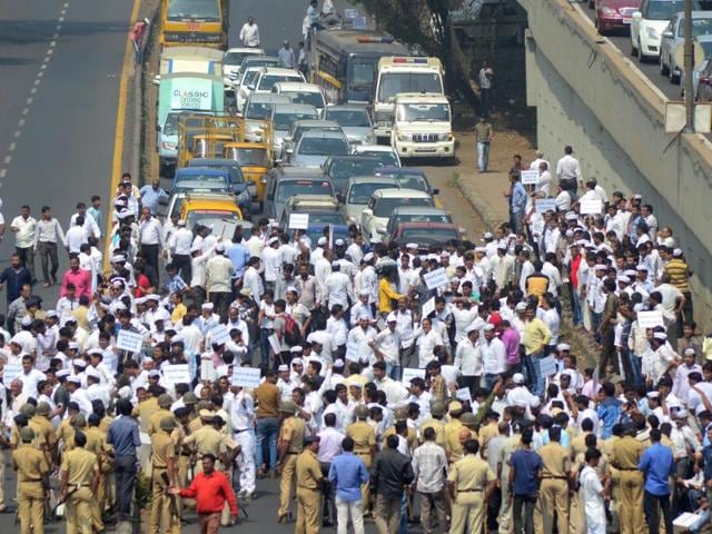 Members of the jewellers’ association blocked the Sion-Panvel highway at CBD Belapur in Navi Mumbai on Tuesday. (Bachchan Kumar) Members of the jewellers’ association blocked the Sion-Panvel highway at CBD Belapur in Navi Mumbai on Tuesday. (Bachchan Kumar)