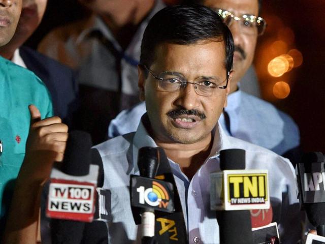 Delhi chief minister Arvind Kejriwal said the Centre is shaking hands with Pakistan and the ISI but not with Delhi government.(PTI Photo)