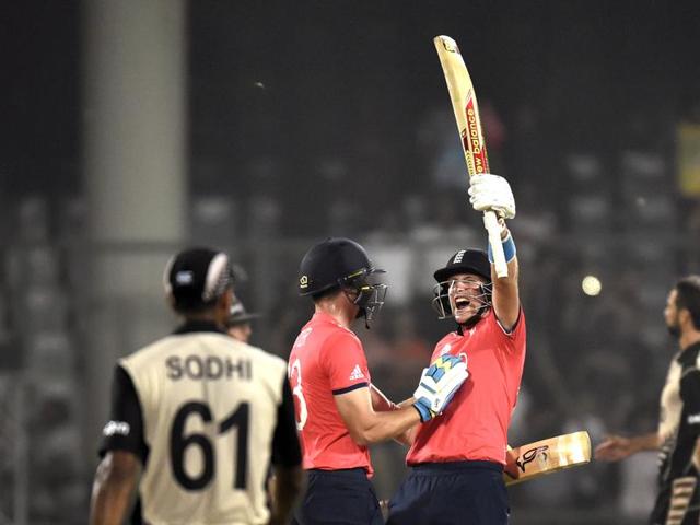 Joe Root and Jos Buttler celebrate the victory. (Ajay Aggarwal/HT Photo) 