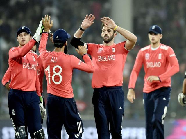 Liam Plunkett congratulated by team members after the dismissal of Colin Munro. (Ajay Aggarwal/HT Photo) 