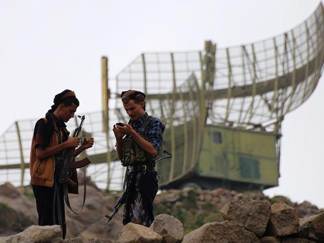 A fighter loyal to Yemen's exiled President Abedrabbo Mansour Hadi checks his mobile as he stands guard at a military site near the country's third-largest city Taez. (AFP Photo) A fighter loyal to Yemen's exiled President Abedrabbo Mansour Hadi checks his mobile as he stands guard at a military site near the country's third-largest city Taez. (AFP Photo)