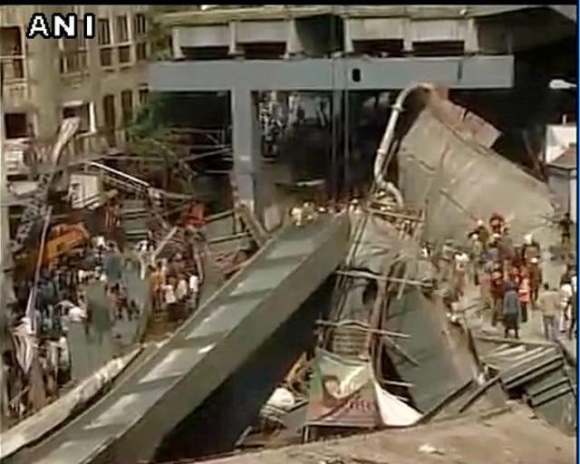 Visuals of the collapsed under-construction bridge near Ganesh Talkies in #Kolkata Visuals of the collapsed under-construction bridge near Ganesh Talkies in #Kolkata