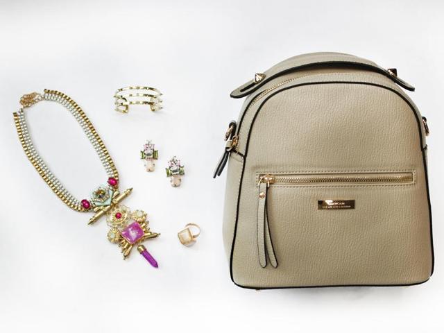 Each Snob Box contains five individual pieces that include accessories, clothes and a bag; users can specify their look-book, style and colour preferences. Each Snob Box contains five individual pieces that include accessories, clothes and a bag; users can specify their look-book, style and colour preferences.
