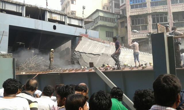 Paramilitary forces in the city on election duty have reached the spot to lend a helping hand to the rescue efforts. (Soumen Datta/HT Photo) Paramilitary forces in the city on election duty have reached the spot to lend a helping hand to the rescue efforts. (Soumen Datta/HT Photo)