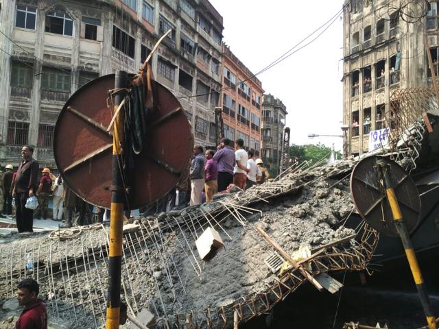 The accident took place in the crowded area near Ganesh Talkies in Kolkata. (Soumen Datta/HT Photo) The accident took place in the crowded area near Ganesh Talkies in Kolkata. (Soumen Datta/HT Photo)