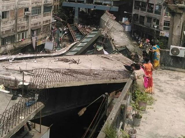 A portion of the flyover that collapsed in Kolkata on Thursday.(HT Photo)