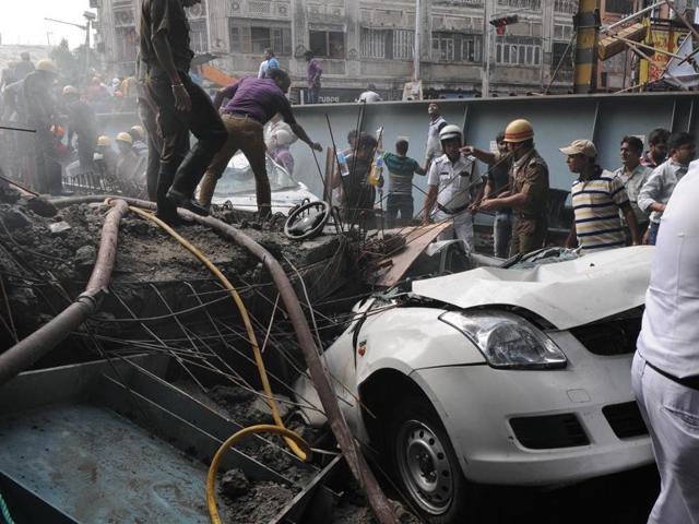 Rescue personnel search among the debris to free those trapped under the flyover after it collapsed, in Kolkata. (Subhankar Chakraborty/HT Photo) Rescue personnel search among the debris to free those trapped under the flyover after it collapsed, in Kolkata. (Subhankar Chakraborty/HT Photo)