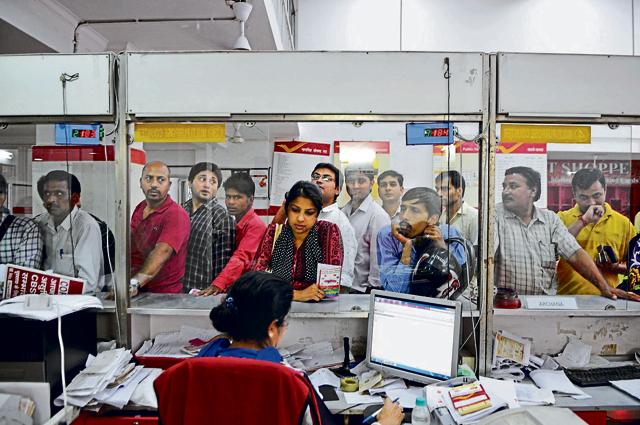Anticipating the rush, the postal department had instructed offices to remain open till 10pm. (Abhinav Saha/Hindustan Times) Anticipating the rush, the postal department had instructed offices to remain open till 10pm. (Abhinav Saha/Hindustan Times)