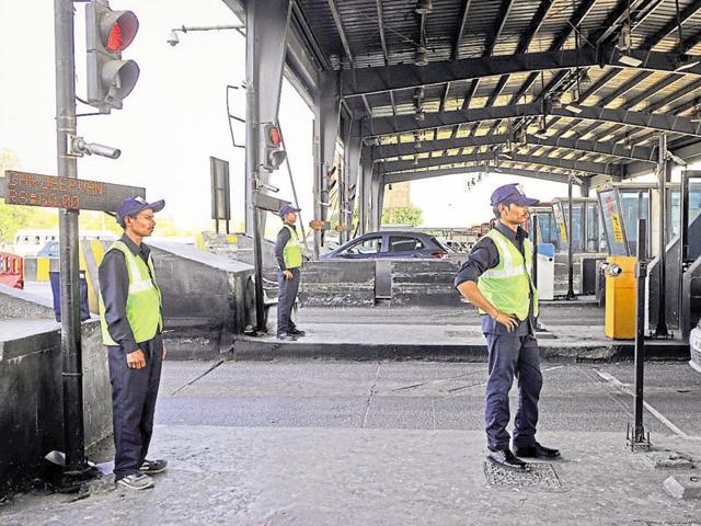 The e-way concessionaire gave new uniforms to employees of the Kherki Daula toll plaza on Wednesday.(Abhinav Saha/HT Photo) The e-way concessionaire gave new uniforms to employees of the Kherki Daula toll plaza on Wednesday.(Abhinav Saha/HT Photo)