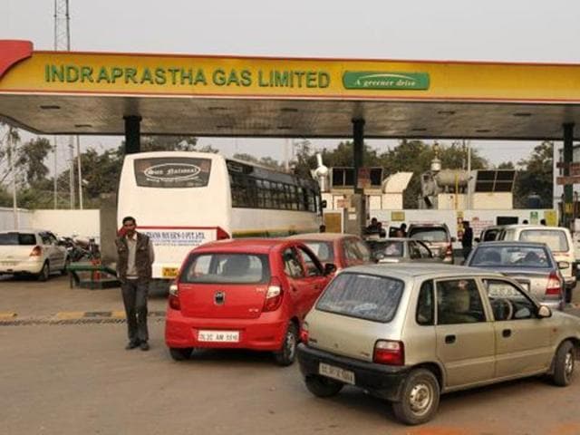 Cars parked in front of a gas station. On December 16, the SC had banned the registration of new diesel-guzzling luxury cars and SUVs with engine capacity of over 2000 cc until March 31. (Burhan Kinu/HT Photo) Cars parked in front of a gas station. On December 16, the SC had banned the registration of new diesel-guzzling luxury cars and SUVs with engine capacity of over 2000 cc until March 31. (Burhan Kinu/HT Photo)