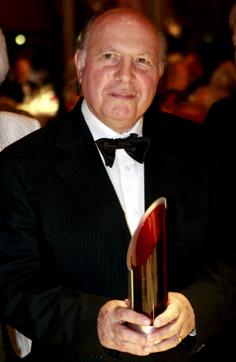 Hungarian Nobel Prize in Literature winner Imre Kertesz holds his award during a ceremony at the Jewish Museum Berlin in this file picture taken November 15, 2008. (REUTERS) Hungarian Nobel Prize in Literature winner Imre Kertesz holds his award during a ceremony at the Jewish Museum Berlin in this file picture taken November 15, 2008. (REUTERS)