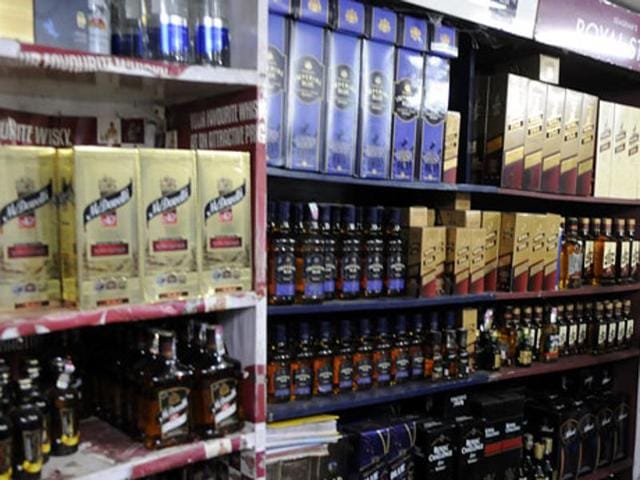 Bihar will join the select list of states practising complete or partial prohibition with the ban on country liquor coming into force on Friday.(HT photo) Bihar will join the select list of states practising complete or partial prohibition with the ban on country liquor coming into force on Friday.(HT photo)