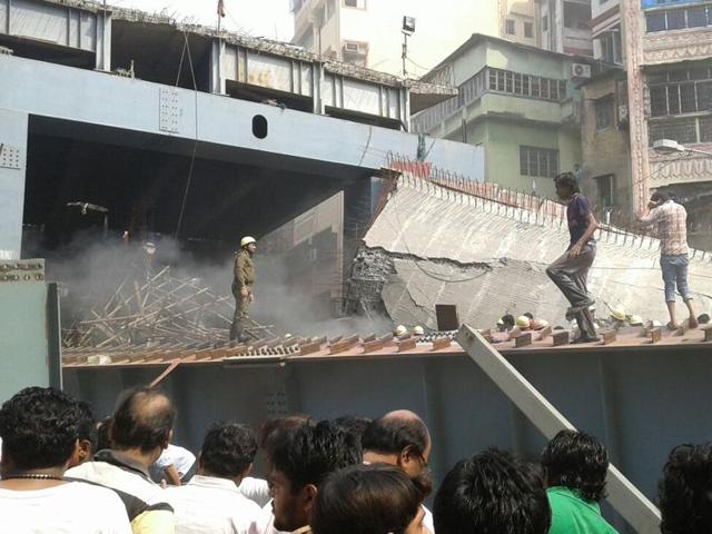 Heavy vehicles crushed as an under-construction flyover collapsed on Vivekananda Road in Kolkata on Thursday.(PTI)