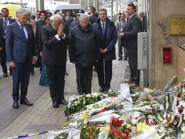 Belgium's foreign minister, Didier Reynders (L), and Indian Prime Minister Narendra Modi (C) pay tributes to the victims of Brussels attack. (REUTERS) Belgium's foreign minister, Didier Reynders (L), and Indian Prime Minister Narendra Modi (C) pay tributes to the victims of Brussels attack. (REUTERS)