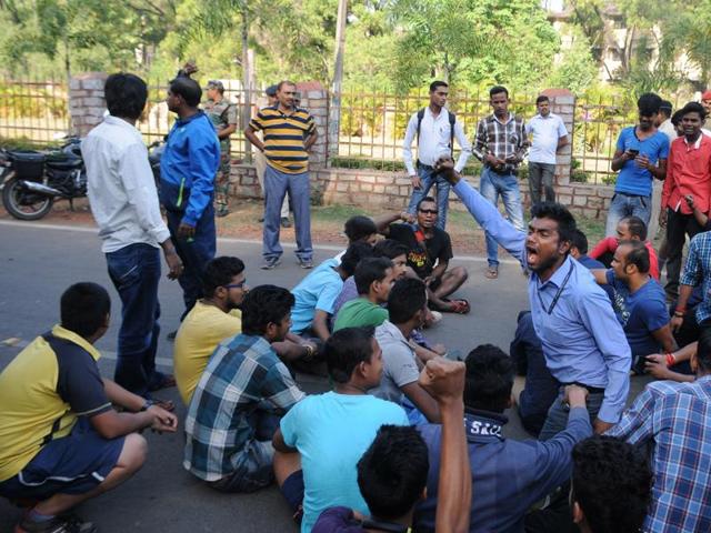 Swayamsevaks performing a ritual with holy Ganga water to cleanse the area after the caracas was removed unknown miscreants dumped a slaughtered cow at Ram Dayal Munda park Morahbadi in Ranchi.(Parwaz Khan/ Hindustan Times) Swayamsevaks performing a ritual with holy Ganga water to cleanse the area after the caracas was removed unknown miscreants dumped a slaughtered cow at Ram Dayal Munda park Morahbadi in Ranchi.(Parwaz Khan/ Hindustan Times)