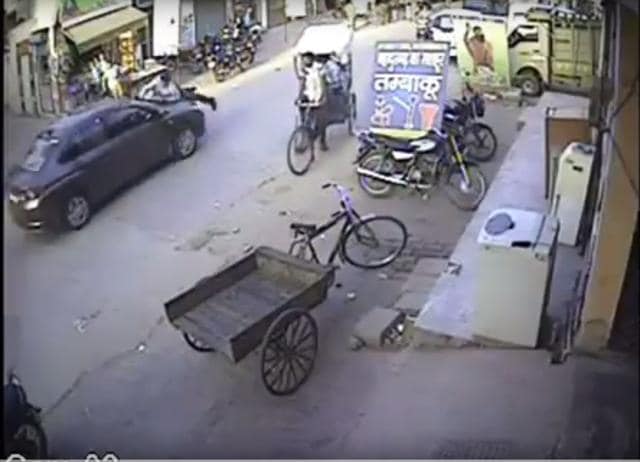 CCTV footage shows Laroiya (L) on top of the car. (YouTube Screengrab) CCTV footage shows Laroiya (L) on top of the car. (YouTube Screengrab)