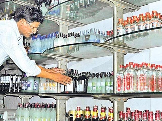 Forty five thousand villages of Bihar lost proximate liquor vends opened between 2007 and 2014 to augment state revenue with the partial liquor ban from Friday.(HT Photo)