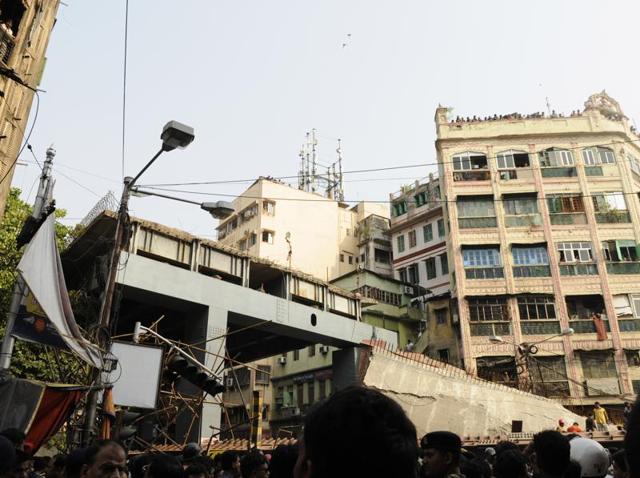 At least 22 people have been killed after an under-construction flyover collapsed in Kolkata. (Subhankar Chakraborty/HT Photo) At least 22 people have been killed after an under-construction flyover collapsed in Kolkata. (Subhankar Chakraborty/HT Photo)