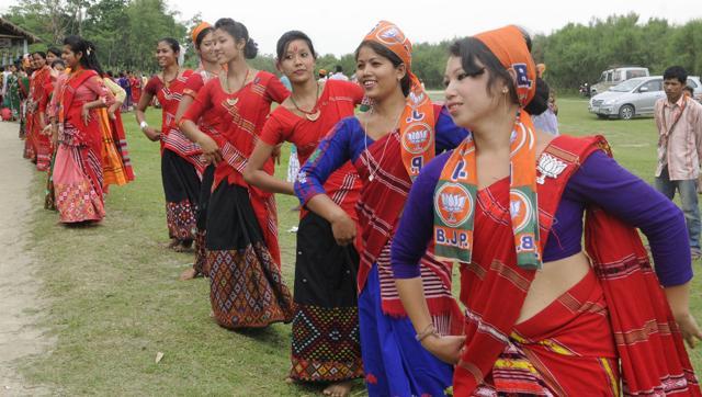 Mishing woermn welcoming Sonowal during his election campaign in Majuli. (Subhendu Ghosh /HT Photo)