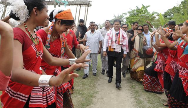 BJP candidate Sarbananda Sonowal is being welcomed during his election campaign at Mishing village in Majuli of Assam. (Subhendu Ghosh/HT Photo)