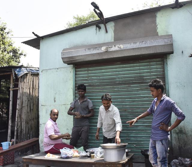 Food was sold outside a liquor shop in central Patna on Friday. (AP Dube/HT Photo) Food was sold outside a liquor shop in central Patna on Friday. (AP Dube/HT Photo)