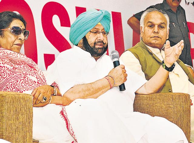 Punjab Congress president Captain Amarinder Singh addressing a workers’ meeting in Hoshiarpur on Thursday.(HT Photo)