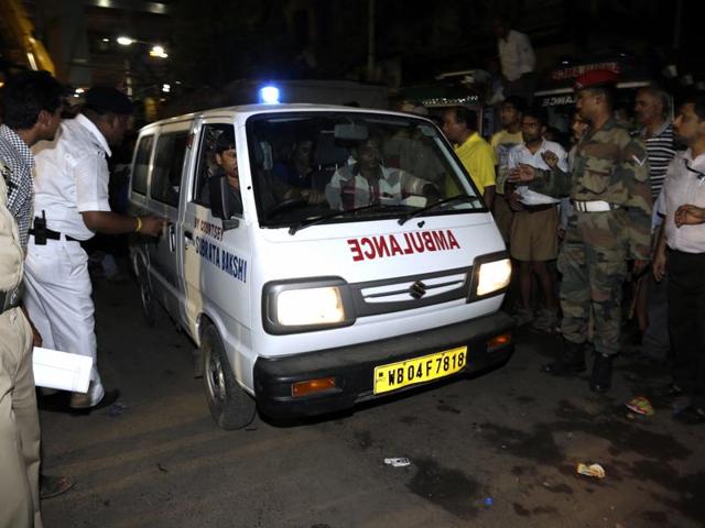 An ambulance with a dead body recovered from a partially collapsed flyover makes its way towards hospital in Kolkata.(AP)