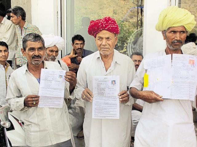 Doda post sellers show their license.(HT Photo)