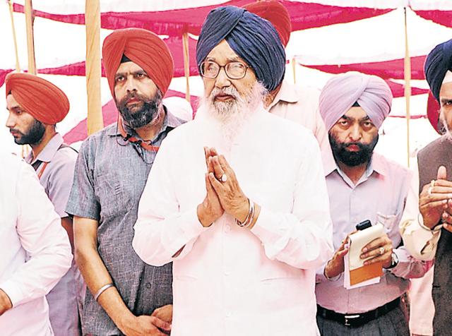 Chief minister Parkash Singh Badal and Lok Sabha MP Prem Singh Chandumajra (left) at Kauli village in Patiala on Thursday. (Bharat Bhushan/HT Photo) Chief minister Parkash Singh Badal and Lok Sabha MP Prem Singh Chandumajra (left) at Kauli village in Patiala on Thursday. (Bharat Bhushan/HT Photo)