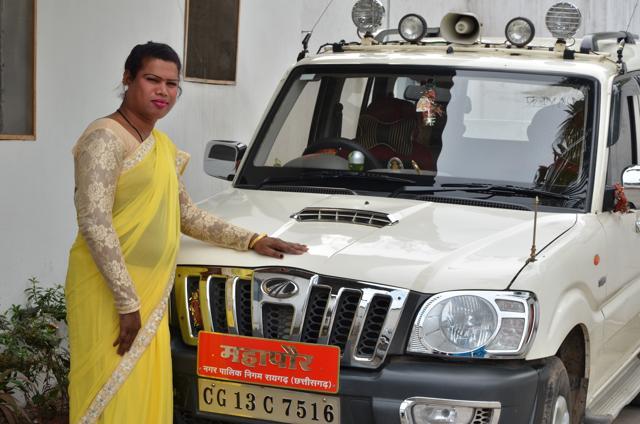 School dropout Madhu Bai Kinnar beat her BJP opponent by over 4,500 votes to win Raigarh’s mayorship. (HT Photo) School dropout Madhu Bai Kinnar beat her BJP opponent by over 4,500 votes to win Raigarh’s mayorship. (HT Photo)