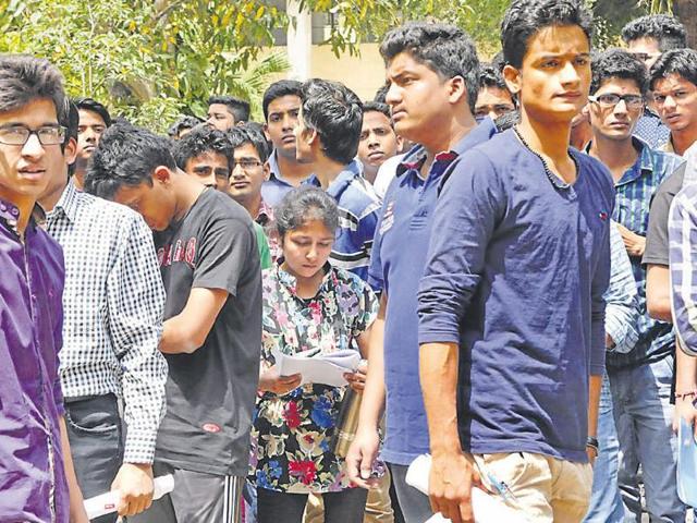 The Joint Entrance Examination JEE (Main) will be very competitive this year with approximately 13 lakh students expected to appear in offline and online modes.(HT)