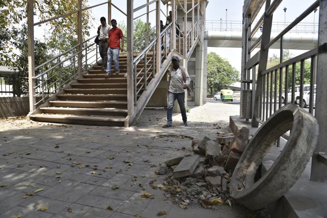 The facilities came up before the 2010 Commonwealth Games. The government spent around R 3.8 crore for FOBs with escalators the ones without escalator were for R1.3 crore. (S Barmaula/ HT Photo) The facilities came up before the 2010 Commonwealth Games. The government spent around R 3.8 crore for FOBs with escalators the ones without escalator were for R1.3 crore. (S Barmaula/ HT Photo)