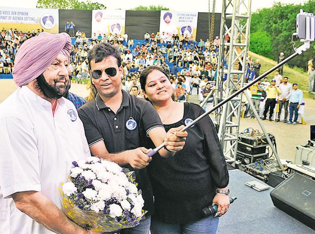 Students taking a selfie with Punjab Congress chief Capt Amarinder Singh during Coffee with Captain’ in Chandigarh on Friday.(Keshav Singh/HT Photo)