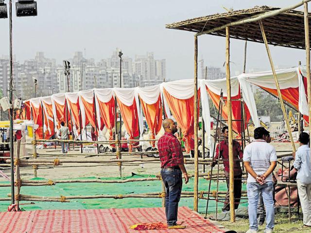 Around 18,000 people will be served food free of cost at the event to be held on Tuesday.(Burhaan Kinu/HT Photo)
