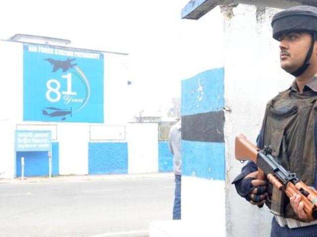 Members of the Pakistani joint investigation team, formed to probe into the Pathankot airbase attack, arrive at the National Investigation Agency (NIA) headquarters in New Delhi.(PTI Photo)