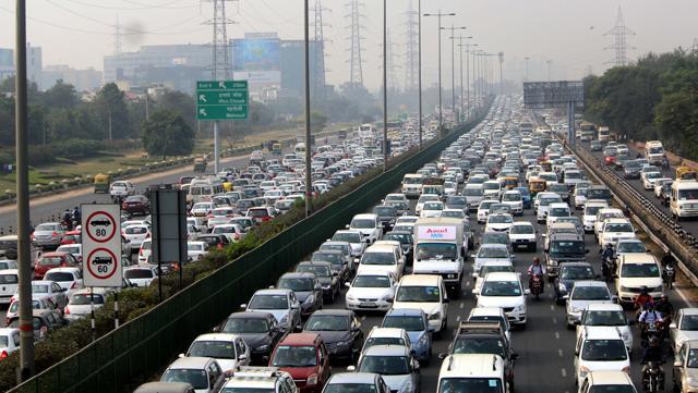 The crazy traffic in Delhi during peak hours stresses out thousands of office goers in the capital. (HT File Photo) The crazy traffic in Delhi during peak hours stresses out thousands of office goers in the capital. (HT File Photo)