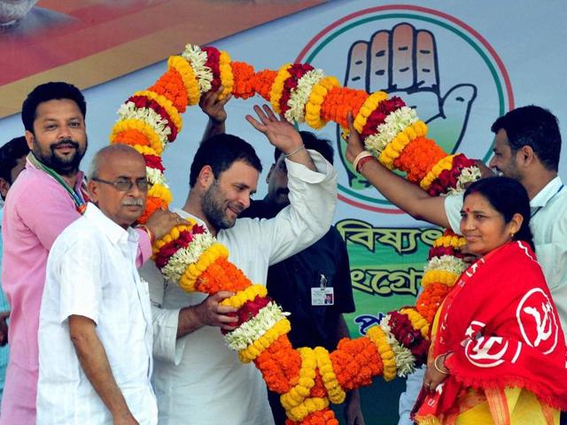 Congress leader Rahul Gandhi campaigns in Niyamatpur in Burdwan district.(PTI)