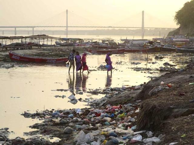 The study says the oxygen level in the water of the river once famed for its high purifying quality, has fallen to 4 mg per litre from 6 mg per litre.(HT File Photo)