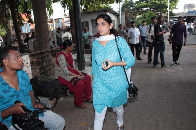 Actor Smita Bansal at the crematorium. (Pramod Thakur/HT) Actor Smita Bansal at the crematorium. (Pramod Thakur/HT)