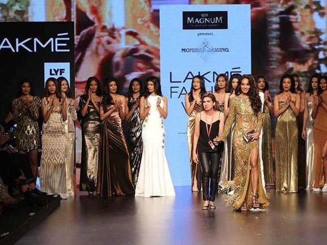 Actress Lisa Haydon walks the ramp for designer Monisha Jaising at Lakme Fashion Week Summer Resort 2016 in Mumbai. (Twitter) 