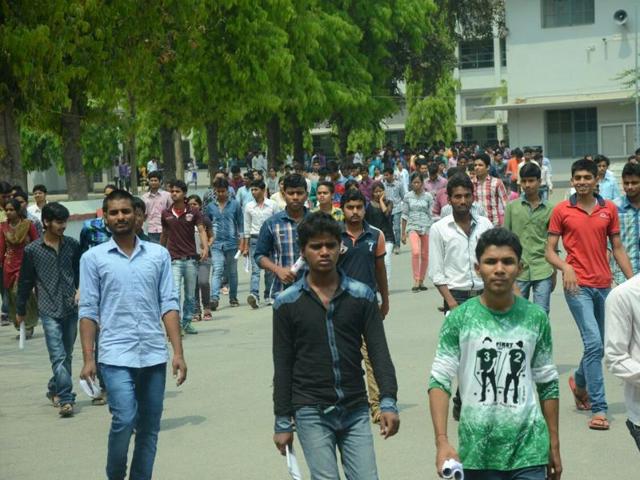 Applicants coming out of the examination centre at St Michael’s High School, Patna, Bihar, after the end of JEE (Mains) paper 1. (Anish/HindUstan Times)