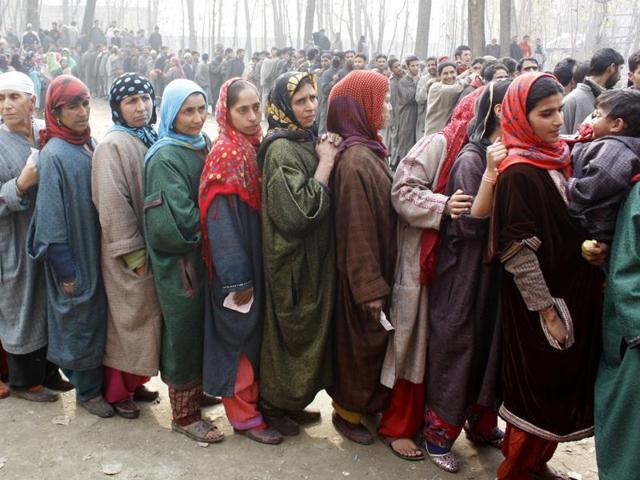 Women voters line up outside a polling booth during the 2014 assembly elections in Srinagar.(Waseem Andrabi/HT File Photo)