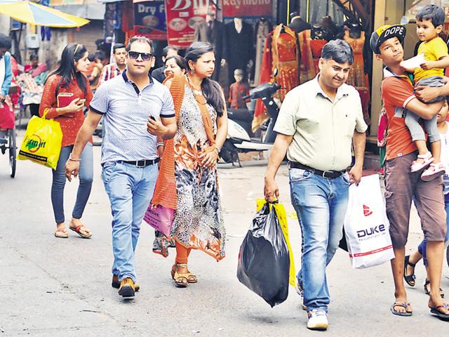 Despite ban, a man carrying polythene bags in Jalandhar on Saturday. (Pardeep Pandit/HT) Despite ban, a man carrying polythene bags in Jalandhar on Saturday. (Pardeep Pandit/HT)