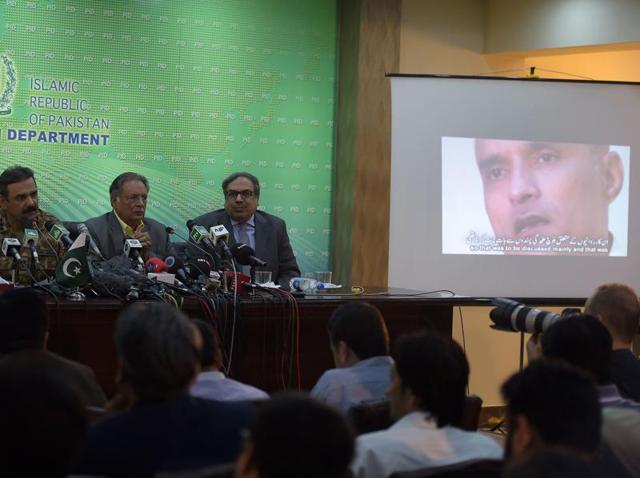 Pakistani lieutenant general Asim Bajwa (L) speaks with media representatives as he gives details of arrested man Kulbhushan Yadav (R on screen), who is suspected of being an Indian spy, during a press conference in Islamabad. (AFP Photo) Pakistani lieutenant general Asim Bajwa (L) speaks with media representatives as he gives details of arrested man Kulbhushan Yadav (R on screen), who is suspected of being an Indian spy, during a press conference in Islamabad. (AFP Photo)