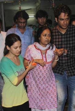 Pratyusha Banerjee’s parents at her funeral. (Pramod Thakur/HT)
