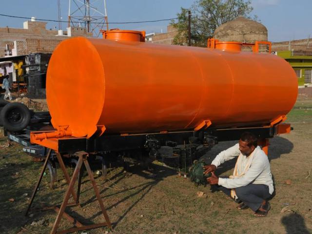 A man fixes a water tanker at Jatara in Tikamgarh. (Mujeeb Faruqui/ HT photo) A man fixes a water tanker at Jatara in Tikamgarh. (Mujeeb Faruqui/ HT photo)