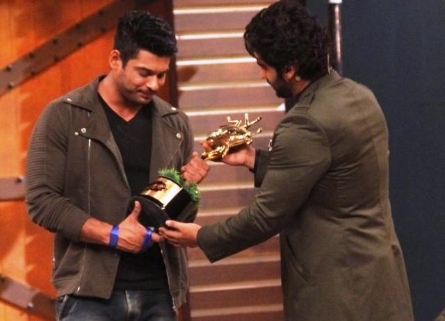 Host Arjun Kapoor giving the trophy to Sidharth. (Colors)