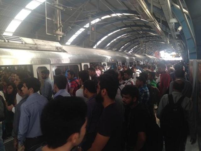 Technical glitch halts metro operations on Dwarka-Vaishali line during Monday morning peak hour. (Faizan Haider/HT Photo) Technical glitch halts metro operations on Dwarka-Vaishali line during Monday morning peak hour. (Faizan Haider/HT Photo)